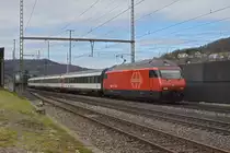 Re 460 012-8 durchfährt den Bahnhof Gelterkinden. Die Aufnahme stammt vom 11.03.2020.