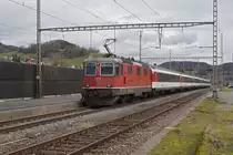 Re 4/4 II 11143 durchfährt den Bahnhof Gelterkinden. Die Aufnahme stammt vom 11.03.2020.
