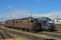 Die BLS Loks 465 018-8, 425 180 und 425 186 stehen in der Abstellanlage beim badischen Bahnhof. Die Aufnahme stammt vom 11.03.2020.