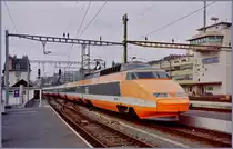 Der SNCF PSE TGV 117 verlässt Lausanne mit dem Ziel Paris Gare de Lyon. 

Das Analog Bild entstand im Frühjahr 1998