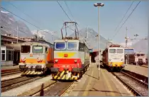 Eine kleine, zufällige Lokparade in Domodossola: Links die FS D 345 1046 mit einem Regionalzug nach Novara, in der Mitte die E 656 025 und im Hintergrund rechts im Bild die FS E 646 151. Dazu ist ganz links im Bild noch ein FS-Steuerwagen zu sehen. Zum Zeitpunkt der Aufnahme war ein solch buntes Betriebsgeschehen in Domodossola normaler Alltag. 

März 1998