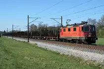 Die leeren Holzwagen gemäss ID 1202012 brachte am 15. April 2020 die Re 420 245-3 von Langenthal GB nach Basel Badischer Bahnhof.
Der lange und seltene Blockgüterzug wurde bei Rothrist verewigt.
Foto: Walter Ruetsch