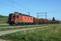 Die am 11. April 2020 in Langenthal GB eingetroffenen Holzwagen gemäss ID 122012 wurden am 14. April 2020 mit drei Güterzügen nach Menznau überführt.
Der zweite Güterzug mit der Re 620 040-6  Münchenstein  bei Rohrbach.
Foto: Walter Ruetsch