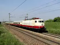 Ein seltener Gast auf der Nordbahn in Österreich: 103 235 mit dem TEE Rheingold Express von Wien nach Strasshof bei Helmahof. 25.04.2010.