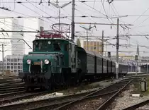 1100.102 (1189.02) mit dem Sonderzug von Wien Südbahnhof nach Retz  Kürbisfest im Retzer Land  bei der Abfahrt von Wien Südbahnhof.
27.10.2007.
