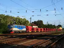 Die 60 0840 Sulzer Diesellok mit einem Bauzug in Bahnhof Tata. Die Lok gehört zur Firma Rolling Stock/Train Hungary.
Tata, 21.07.2009. 