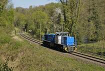 Nachdem die Lok 7 der Railflex GmbH am 15.04.2020 ihren Leerzug nach Rohdenhaus gebracht hat, kommt sie 53 Minuten später zurück, hier aufgenommen bei Kickenau. Die Angertalbahn verläuft auf längeren Abschnitten direkt neben dem namengebenden Bach, der sich aber meist hinter Buschwerk versteckt, rechts im Hintergrund ist wenigstens ein Stück Anger zu sehen.