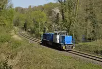 Nachdem die Lok 7 der Railflex GmbH am 15.04.2020 ihren Leerzug nach Rohdenhaus gebracht hat, kommt sie 53 Minuten später zurück, hier aufgenommen bei Kickenau. Die Angertalbahn verläuft auf längeren Abschnitten direkt neben dem namengebenden Bach, der sich aber meist hinter Buschwerk versteckt, rechts im Hintergrund ist wenigstens ein Stück Anger zu sehen.