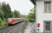 DB Regio 423 420 + 423 xxx // Frankfurt-Eschersheim (Das abgebildete Haus wurde mittlerweile abgerissen.) // 15. Juli 2015