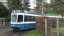 Linie 9 2029 in der Schleife Hirzenbach. Dieser Wagen ist ein Prototyp: Er hat als einziger oben an der Front Öffnungen eingebaut, die der Durchlüftung des Fahrgastraums dienen sollen. Dies erwies sich jedoch nicht als zuverlässig und wurde bei den anderen Fahrzeugen ausgelassen.  
Datum: 15. 2. 2020