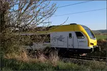 Hinter dem blühenden Apfelbaum -

Das Heck des Flirt 3-Triebzuges wird von der schon recht tief stehenden Sonne bestrahlt, als dieser auf seiner Fahrt das Remstal hinauf diese Stelle zwischen Rommelshausen und Endersbach passiert.

14.04.2020 (M)