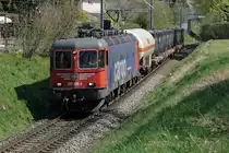 Re 620 026-5  ZOLLIKOFEN  ausnahmsweise mit dem Schlackenzug bei Biberist am 8. April 2020.
Normalerweise steht für diese Leistung eine BOBO im Einsatz.
Hier handelt es sich um die einzige Re 620 mit Silberstreifen auf den Stirnfronten.
Die Silberstreifen erinnern an die ehemaligen Gotthardlokomotiven Ae 6/6 mit Kantonswappen.
Foto: Walter Ruetsch