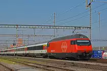 Re 460 046-6 durchfährt den Bahnhof Muttenz. Die Aufnahme stammt vom 20.03.2020.