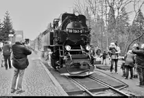 Als touristische Bahnreisen noch möglich waren:
Mit geschenkten Tickets ging es Anfang Februar zum Brocken, um wenigstens einmal im Jahr in Winterstimmung zu kommen (zumindest war es ein Versuch).
99 7241-5 (99 241) der Harzer Schmalspurbahnen GmbH (HSB) als P 8933 von Wernigerode Hbf zum Brocken hat im Bahnhof Drei Annen Hohne auf Gleis 1 einen 13-minütigen Aufenthalt zum Wasserfassen.
Natürlich bin ich währenddessen nicht der Einzige mit Kamera.
[2.2.2020 | 10:28 Uhr]