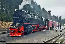 99 7241-5 (99 241) der Harzer Schmalspurbahnen GmbH (HSB) als P 8933 von Wernigerode Hbf zum Brocken steht im Bahnhof Schierke auf der Brockenbahn (Bahnstrecke Drei Annen Hohne–Brocken | KBS 325).
Auch hier nach wie vor keine Spur von Schnee, doch der einsetzende Regen bei Temperaturen knapp über dem Gefrierpunkt lässt hoffen, dass auf dem Brocken noch ein wenig Winterstimmung aufkommt...
(Smartphone-Aufnahme)
[2.2.2020 | 10:49 Uhr]