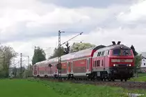 Im Jahr 2013 noch in fester Hand der BR 218: Die Regionalbahnen der Südostbayernbahn auf der Strecke München-Mühldorf. Bei Markt Schwaben konnte am 4.5.2013 218 404 mit ihren fünf Doppelstockwagen am Doppelbahnübergang von Markt Schwaben aufgenommen werden