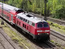 Direkt im Bereich der Einfahrgleise des Bahnhofs Markt Schwaben überspannt eine Fußgängerbrücke die Gleise. Von dort aus konnte 218 356 bei der Einfahrt in Richtung Mühldorf aufgenommen werden. Aufgenommen am Nachmittag des 4.5.2013