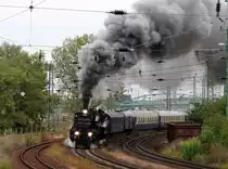Die 310.23 und 52.4984 mit dem Sonderzug von Dampflok GrandPrix bei der Abfahrt in Komárom in Richtung Österreich.
Komárom, 14.09.2008.