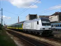 ER 20 2007 (Siemens Test Lok von Siemens) mit einem Personenzug in Bahnhof Győr. Die Lok war bei der GySEV für Testfahrten mit dem Planzüge.
Győr, 06.09.2009.