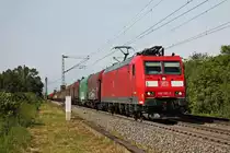 Mit einem langen gemischten Güterzug (Mannheim Rbf - Chiasso Smistamento) fuhr am Nachmittag des 24.05.2019 die 185 097-3 südlich vom Haltepunkt Buggingen über diue Rheintalbahn in Richtung Schweizer Grenze.