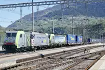 BLS Cargo Re 486 501 mit Re 475 406 mit einem LKW Walter Güterzug am 15.4.20 bei der Ausfahrt in Brig.