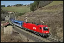 1216 210 schiebt am 12.03.2020 bei Klamm - Schottwien einen Railjet auf den Semmering.