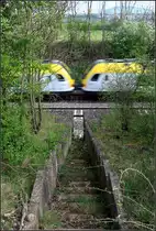 Symmetrien -

Die Treppe, die Schwellen, der Zug, aber nicht die Landschaft im Hintergrund und auch nicht die Verteilung der Bäume.

Zwischen Endersbach und Rommelshausen an der Remsbahn. Der Ort im Hintergrund ist Waibingen-Beinstein mit dem Korber Kopf darüber.

17.04.2020 (M)