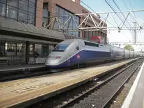 Der SNCF TGV beim Halt im Bahnhof von Lyon. Dieses Bild wurde auf einer Reise durch Frankreich im Jahr 2005 aufgenommen.