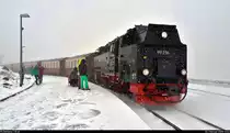 Ungefähr 1,5 Stunden später hat es sich auf dem Brocken merklich eingeschneit. Dennoch ist diese Schneemenge mit meinem letzten Ausflug am 10.3.2018 nicht vergleichbar.
(https://www.bahnbilder.de/bild/Deutschland~Schmalspurbahnen~Harzer+Schmalspurbahnen/1079040/99-236-der-harzer-schmalspurbahnen-gmbh.html)

Hier steht 99 7236-5 (99 236) der Harzer Schmalspurbahnen GmbH (HSB) als P 8930 nach Wernigerode Hbf im Startbahnhof Brocken auf der Brockenbahn (Bahnstrecke Drei Annen Hohne–Brocken | KBS 325).
(Smartphone-Aufnahme)
[2.2.2020 | 13:03 Uhr]