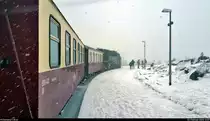 Ein letzter Blick hinaus vor der Abfahrt:
P 8930 nach Wernigerode Hbf steht mit 99 7236-5 (99 236) der Harzer Schmalspurbahnen GmbH (HSB) im Startbahnhof Brocken auf der Brockenbahn (Bahnstrecke Drei Annen Hohne–Brocken | KBS 325).
An diesem Sonntag kam auf dem Brocken durch Schnee, Nebel und starken Wind für einen Moment Winterstimmung auf.
(Smartphone-Aufnahme)
[2.2.2020 | 13:07 Uhr]