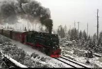 Im Betriebsbahnhof Goetheweg auf der Brockenbahn (Bahnstrecke Drei Annen Hohne–Brocken | KBS 325) kommt P 8930 vom Brocken nach Wernigerode Hbf planmäßig auf dem Ausweichgleis zum Stehen.
Aus dem Zug heraus, gedrängt mit anderen Reisenden, konnte die entgegenkommende, im Januar 2019 auf dieser Strecke eingefrorene 99 7234-0 (99 234) der Harzer Schmalspurbahnen GmbH (HSB) als P 8920 von Nordhausen Nord zum Brocken festgehalten werden.
(Smartphone-Aufnahme)
[2.2.2020 | 13:32 Uhr]