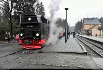 Im Bahnhof Drei Annen Hohne war von Schnee wieder nichts zu sehen. Stärker werdender Regen vermieste die Rückfahrt etwas.
Hier steht 99 7236-5 (99 236) der Harzer Schmalspurbahnen GmbH (HSB) als P 8930 vom Brocken nach Wernigerode Hbf beim 16-minütigen Aufenthalt auf Gleis 2.
[2.2.2020 | 14:11 Uhr]