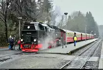 99 7236-5 (99 236) der Harzer Schmalspurbahnen GmbH (HSB) als P 8930 vom Brocken nach Wernigerode Hbf steht im Bahnhof Drei Annen Hohne auf Gleis 2.
Aufgrund des Regens (auf dem Brocken als Schnee) bei ca. 2 °C haben sich die meisten Schaulustigen nicht lange am Zug aufgehalten. Die Fahrt geht um 14:23 Uhr weiter.
[2.2.2020 | 14:13 Uhr]