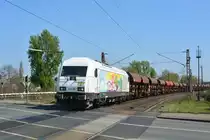 223 154 mit der Aufschrift Protect your car, save the environment kam mit einem Schotterzug durch Gelsenkirchen Bismarck in Richtung Bottrop gefahren.

Gelsenkirchen 08.04.2020