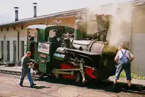 26. August 2000, Österreich, Schafbergbahn, im Talbahnhof bereitet das Personal die Lok 999.106 zur nächsten Bergfahrt vor.