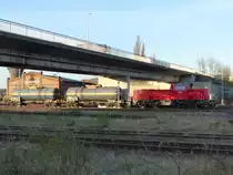 DB Cargo 261 093-9 (9280 1261 093-9 D-DB), Voith Gravita 10BB, verlässt den Haupfbahnhof von Gera am 16.4.2020 mit 2 Kesselwagen in Richtung Leipzig