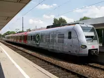 423 089 trug einige Zeit Werbung anlässlich des 40-jährigen bestehen der S-Bahn München. Neben der Werbung wurden auch noch einige technische Änderungen vorgenommen, denn der Triebzug erhielt taktile Türtaster und LED-Beleuchtung im Innenraum.
Aufgenommen am 18.7.2013 in Freising