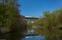 Am Vormittag des 16.04.2020 drudelte die Meldung bei mir ein das die DB 193 363 “I am a Climate Hero” einen Zug aus Mannheim nach Nürnberg bringen soll. Natürlich wollte ich unbedingt diese Fuhre knipsen, da diese Lok eher selten in den Süden kommt. Das Problem war eher die Sonne, da man die Züge aus Richtung Ansbach am Nachmittag mit Frontsonne nicht umsetzen kann. Nach vielen Überlegungen und nach einer Anregung von Phillip (Vielen Dank nochmal für die Info :D) fuhr ich ca. 10 Minuten zur Stelle, wo man den Zug seitlich umsetzen konnte. Nach einer halben Stunde fuhr der EZ 51894 ganz klimafreundlich über die Rednitz und wird in Kürze den Nürnberger Rbf erreichen. 