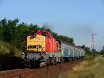 Der Turnuszug Győr - Siófok fuhr einige Jahre von 2008. Die M40 201  Bucklige) war die Zuglok im Jahr 2008. Das Bild zeigt den Zug kurz nach Kisbér. Im Hintergrund ist der Einfahrtsignal von Kisbér.
29.06.2008. 