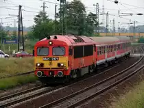 Die  Russel  M41 2171 mit dem Pécs-Győr Diagonalzug (die Wagen sind ex-DB Halberstadter Wagen) kurz nach Komárom. Der Zug ist heute schon ein Gesichte.
Komárom, 08.06.2008.