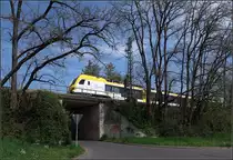 Leuchtend gelb-weiße Bahn unter fast blauem Himmel -

RB nach Stuttgart mit einem dreiteiligen Flirt 3-Triebzug vorne auf der Remsbahn kurz vor der S-Bahnstation Rommelshausen. 

17.04.2019 (M)