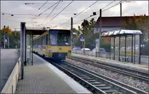 Als die Stuttgarter Stadtbahn noch jung war -

Haltestelle 'Wasenstraße' in Stuttgart-Wangen mit einem Zug der U9. Die Haltestelle gibt es gleich zweimal, vor und hinter der Einmündung der Inselstraße. Dazwischen liegt auch das Gleisdreick für die Strecke von und nach Untertürkheim der Linien 4 und 13. Die Straßenbahnlinie 4 (heute die Stadtbahnlinie U4) fährt ab diesem Haltestellenteil weitgehend gemeinsam mit der U9 in Richtung Innenstadt, während der andere Haltestellenteil von der Linie 13 (heute U13) mit der U9 in Richtung Heldelfingen bedient wird. Zeitweise hielt die U9 an beiden Haltestellen, heute jeweils in der Fahrtrichtung vorderen Haltestelle, wo auch die jeweils zweite Linie in die selbe Fahrtrichtung abfährt. Beide Haltestellen haben inzwischen Hochbahnsteige.

Die Straßenbahnlinie 9 fuhr nicht über diesen Streckenabschnitt. Diese fuhr über die Ulmer Straße zentral durch den Stadtteil Wangen auf straßenbündigem Bahnkörper.

Aufgrund des Gegenlichtes war der Scan fast unbrauchbar.

Scan vom Farbnegativ, 1989 (M)