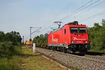 Am Nachmittag des 24.05.2019 fuhr Maqaurie/RHC 2051 (185 582-4) mit dem  Bauer -Containerzug nach Basel, als sie südlich vom Haltepunkt Buggingen über die RHeintalbahn durchs Markgräflerland in Richtung Schweizer Grenze fuhr.