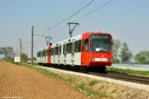 Duewag-B80D-Prototyp 2202 (Baujahr 1987, 1 Fahrerstand) zusammen mit Duewag-B80D 2322 (Baujahr 1996, 2 Fahrerstände) in Merten am 17.04.2020. 
Der Prototyp 2202 wurde zusammen mit dem baugleichen 2201 im Jahr 1987 an die KVB geliefert. Alle 50 Fahrzeuge der Serie 2200 besitzen nur einen Fahrerstand. 
Ein wesentliches optisches Unterscheidungsmerkmal gegenüber den späteren Serienfahrzeugen sind die abgerundeten Dachkanten (ähnlich der Serie 2400/2100 der Baujahre 1984/1985). 

Die 50 Wagen der Serie 2200 im Detail: 
2x Duewag-Prototypen 2201 und 2202 (Baujahr 1987) 
2x Berliner Waggon Union-Prototypen 2251 und 2252 (Baujahr 1988) 
8x Duewag-Serienwagen 2203 bis 2210 (1.Serie, Baujahr 1989) 
8x Berliner Waggon Union-Serienwagen 2253 bis 2260 (Baujahr 1989 bis 1990) 
30x Duewag-Serienwagen 2211 bis 2240 (2.Serie Baujahr, 1991 bis 1992) 

