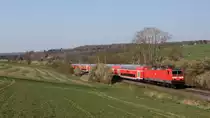 Die RB 15271 fährt am 27.03.2020 gezogen von 143 228 aus nicht-modernisierten und modernisierten Doppelstockwagen aus dem planmäßigen Wagenpark des Netzes, sowie einem gemischtklassigen Doppelstockwagen, der zuvor auf der Rhein-Main-Bahn unterwegs war von Limburg nach Frankfurt, hier zwischen Oberselters und Bad Camberg.