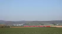 Ein Doppelstockzug der RB 22, geschoben von 143 189, fährt über die Main-Lahn-Bahn nach Limburg(Lahn) und erreicht in wenigen Minuten Bad Camberg. Da die Züge des Taunus-Netzes an diesem Freitag (27.03.2020) im Samstag-Fahrplan fuhren und die RB21 den gewöhnlichen Wochentag-Fahrplan fuhr, fuhr diese RB 15266 auf der selben Trasse wie die RB 25642 aus Wiesbaden nach Niedernhausen. Die RB 25642 aus Wiesbaden fuhr vorher, wodurch die RB 15266 von Frankfurt kommend ab Niedernhausen mit acht Minuten Verspätung fuhr.