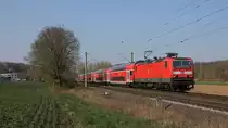 Am 28.03.2020 war die Main-Lahn-Bahn zwischen Niederbrechen und Eschhofen wegen eines umgestürzten Baumes nur eingleisig befahrbar. Deshalb fuhr die RB 15271 (Limburg - Frankfurt) an diesem Tag im Gegengleis. Bestehend aus 143 231 und fünf Doppelstockwagen der 4. Generation fährt der Zug gerade vom Halt in Lindenholzhausen weiter.
