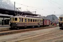 BOB, Interlaken, April 1980. Der Triebwagen manövriert, um den Zug wieder zusammenzusetzen, dessen Abfahrt durch das kleine Fahrzeug behindert wird, das vom Bahnsteig gefallen ist und die Strecke unterbricht ...Digitalisiert  von einer Kodak-Folie