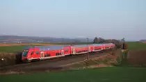 Die ersten modernisierten Doppelstockwagen für das Taunus-Netz fahren seit Anfang 2020 auf den Linien RE20 und RB22 zwischen Frankfurt(Main)Hbf und Limburg(Lahn). Hier fährt ein Zug als Regionalbahn, bestehend aus mod Steuerwagen, sowie drei verschiedenen Mittelwagen-Bauarten (an mittlerer Stelle noch ein modernisierter Mittelwagen, am späten Nachmittag des 27. März 2020 in den Bahnhof von Bad Camberg ein, nahe der Zugspitze steht die Rangierhalttafel.
