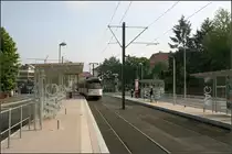 Mit der Straßenbahn nach Freiburg-Vauban -

Hier fährt eine GT8N-Bahn in die Haltestelle 'Weddigenstraße' ein, der ersten von insgesamt fünf neuen Haltestellen entlang der Neubaustrecke. Die Unterstände zeigen ein neues sehr filigranes Design.

11.05.2006 (M)